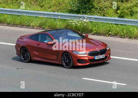 2018 orange BMW 840D xDrive Auto; Fahrzeugverkehr Fahrzeuge bewegen, Autos fahren Fahrzeug auf britischen Straßen, Motoren, Fahren auf der Autobahn M6-Netz. Stockfoto