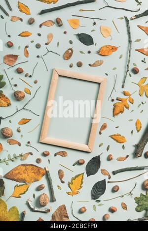 Herbst Dekoration und leeren Bilderrahmen für bildende Kunst, flach Top View Stockfoto