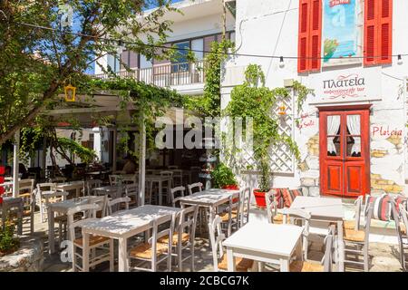 Essbereich im Freien in einer Taverne im Dorf Glossa, Skopelos, Nordsporaden, Griechenland Stockfoto