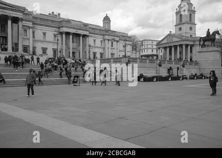 Schwarz-Weiß-Bild und Gesamtansicht des Trafalgar Square London mit der National Gallery Museum und St. Martin in den Feldern im Hintergrund. Stockfoto