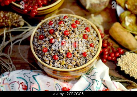 Ländliche Szene mit Weihnachten kutya. Gerichte für Weihnachten Abendessen in der Ukraine. Stockfoto