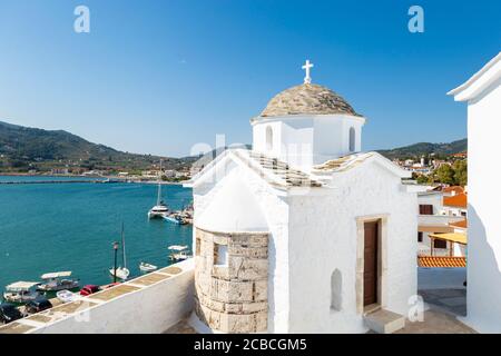 Die weiße Marienkirche in der Hauptstadt Skopelos, Nordsporaden, Griechenland Stockfoto