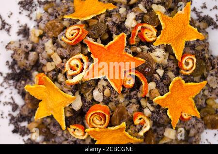 Müsli mit getrockneten Früchten, Mohn, Grapefruit auf Holzgrund Stockfoto