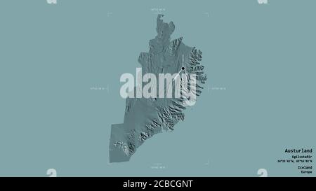 Gebiet von Austurland, Region Island, isoliert auf einem soliden Hintergrund in einem georeferenzierten Begrenzungsrahmen. Beschriftungen. Farbige Höhenkarte. 3D-Rendering Stockfoto