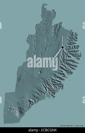 Form von Austurland, Region von Island, mit seiner Hauptstadt isoliert auf einem einfarbigen Hintergrund. Farbige Höhenkarte. 3D-Rendering Stockfoto