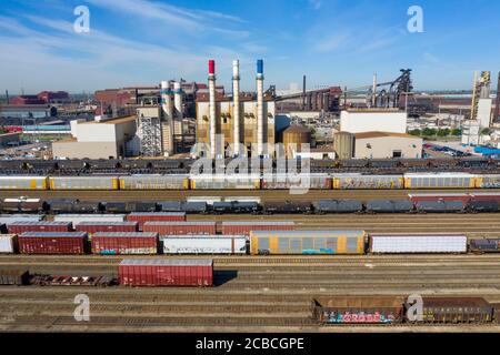 Dearborn, Michigan - der CSX-Bahnhof neben dem massiven Ford Rouge Industriekomplex. Die roten, weißen und blauen Schornsteine sind Teil der Dea Stockfoto