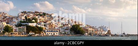 Panoramablick auf die Hauptstadt in Skopelos bei Sonnenuntergang, Nordsporaden, Griechenland Stockfoto