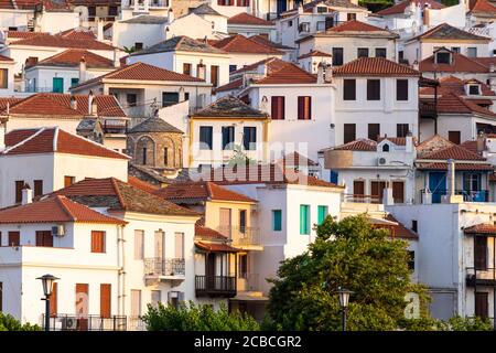 Weiße Gebäude in der Hauptstadt Skopelos, Nordsporaden, Griechenland Stockfoto