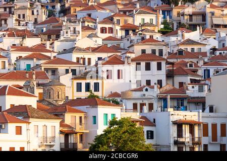 Weiße Gebäude in der Hauptstadt Skopelos, Nordsporaden, Griechenland Stockfoto