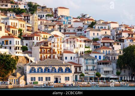 Weiße Gebäude in der Hauptstadt Skopelos, Nordsporaden, Griechenland Stockfoto