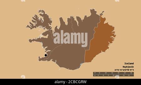 Entsättigte Form von Island mit seiner Hauptstadt, der wichtigsten regionalen Teilung und dem abgetrennten Austurland-Gebiet. Beschriftungen. Komposition von gemusterten Texturen. 3D Stockfoto