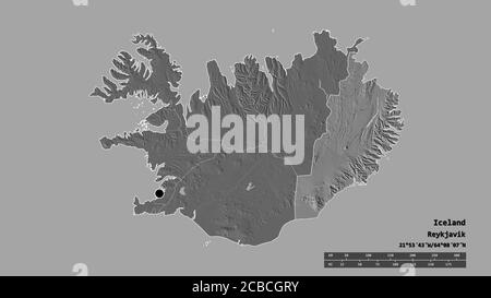 Entsättigte Form von Island mit seiner Hauptstadt, der wichtigsten regionalen Teilung und dem abgetrennten Austurland-Gebiet. Beschriftungen. Höhenkarte mit zwei Ebenen. 3D-Rendering Stockfoto