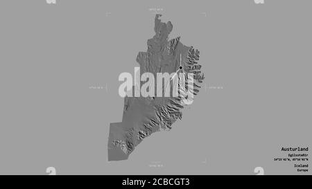 Gebiet von Austurland, Region Island, isoliert auf einem soliden Hintergrund in einem georeferenzierten Begrenzungsrahmen. Beschriftungen. Höhenkarte mit zwei Ebenen. 3D-Rendering Stockfoto