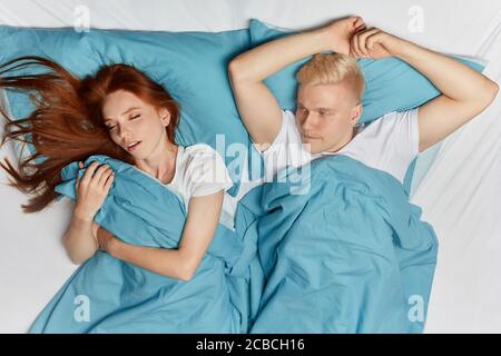 Wütend Kerl hat aufgewacht aus Alptraum in einem kalten Schweiß. Close up top view Foto. Familie Problem Stockfoto