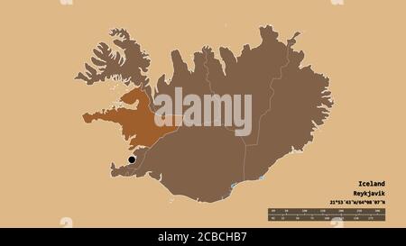 Entsättigte Form von Island mit seiner Hauptstadt, Hauptregionalteilung und dem abgetrennten Vesturland-Gebiet. Beschriftungen. Komposition von gemusterten Texturen. 3D Stockfoto