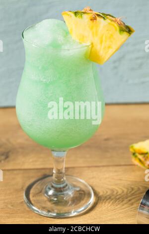 Boozy Frozen Blue Hawaii Cocktail mit Ananas und Curacao Stockfoto