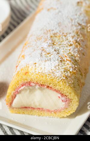 Hausgemachte gefrorene Artic Roll Cake mit Eis und Erdbeeren Stockfoto