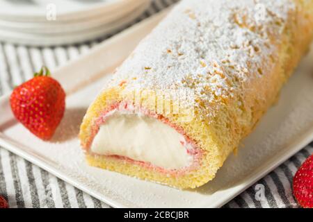 Hausgemachte gefrorene Artic Roll Cake mit Eis und Erdbeeren Stockfoto