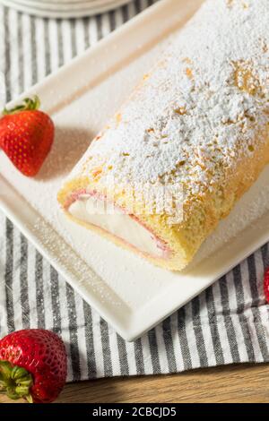 Hausgemachte gefrorene Artic Roll Cake mit Eis und Erdbeeren Stockfoto