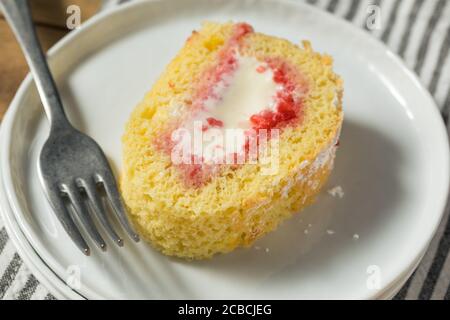 Hausgemachte gefrorene Artic Roll Cake mit Eis und Erdbeeren Stockfoto