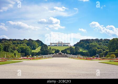 Blick auf Gloriette-Struktur und Neptunbrunnen im Schloss Schönbrunn, Wien, Österreich Stockfoto