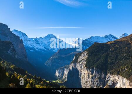 Herrlicher Panoramablick auf Breithorn und Schweizer Alpen auf das Berner Oberland und das Lauterbrunnental am sonnigen Sommertag von Wengen, Kanton Bern, S Stockfoto