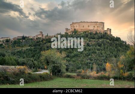 Alte mittelalterliche Burg und Stadtvon Pedraza in Segovia, Spanien. Dramatischer Himmel mit Sturmwolken bei Sonnenuntergang. Herbstwald und bukolische Landschaft Stockfoto