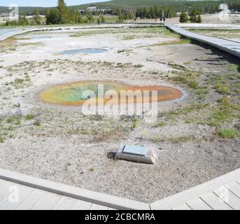 YELLOWSTONE NATIONAL PARK, WYOMING - 8. JUNI 2017: Belgischer Pool der Sawmill Group und Old Faithful Inn im Upper Geyser Basin Stockfoto