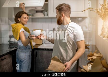 Glücklich schöne kaukasischen Paar Umzug in neue Wohnung, Reparaturen, sie entpacken Boxen zusammen, paar arbeitet als Team. Familie, Wohnung, Haus, mov Stockfoto