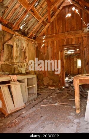 Innerhalb der verlassenen Bergarbeiterhütte hoch in den Idaho Bergen Stockfoto