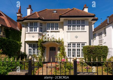 Hübsches, malerisches Schokoladenhaus in Westcliff on Sea, Essex, Großbritannien. Genannt Rozel. Gepflegter Garten. Wohnimmobilie in wohlhabender Gegend. Zeichen Stockfoto