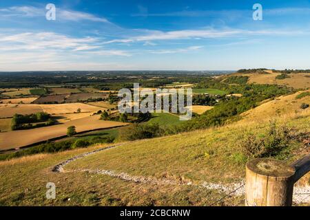 Ein Blick auf das Dorf Poynings von den South Downs bei Devils Dike an einem Sommerabend, West Sussex, Großbritannien Stockfoto