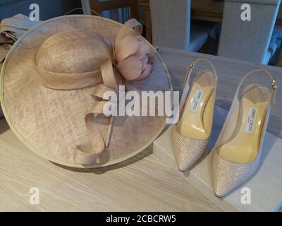 Hochzeitsmütze und Schuhe Stockfoto