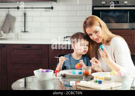 Junge schöne Mutter, die mit ihrem süßen Sohn, verbringen Zeit miteinander. Ostern und Elternschaft Konzept. Mutter und Sohn, die Easte Stockfoto