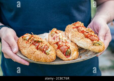 Hot Dogs mit knusprigen Zwiebeln und eingelegten Gurken Stockfoto