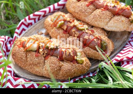 Hot Dogs mit knusprigen Zwiebeln und eingelegten Gurken Stockfoto
