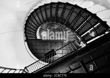 Blick nach oben durch schwarze Metall Wendeltreppe im Leuchtturm im Hunting Island State Park, South Carolina. Stockfoto