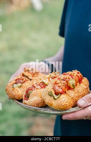 Hot Dogs mit knusprigen Zwiebeln und eingelegten Gurken Stockfoto