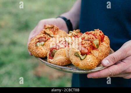 Hot Dogs mit knusprigen Zwiebeln und eingelegten Gurken Stockfoto