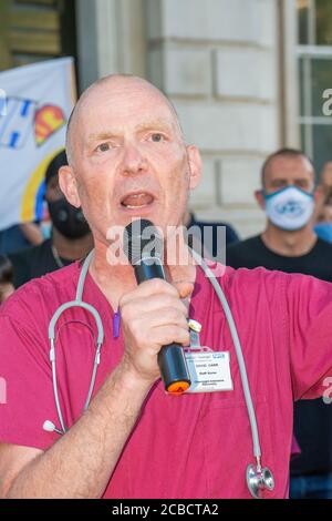 NHS-Krankenschwester David Carr sprach mit Demonstranten vor der Downing Street in London und forderte eine Lohnerhöhung von Boris Johnsons Regierung. Stockfoto