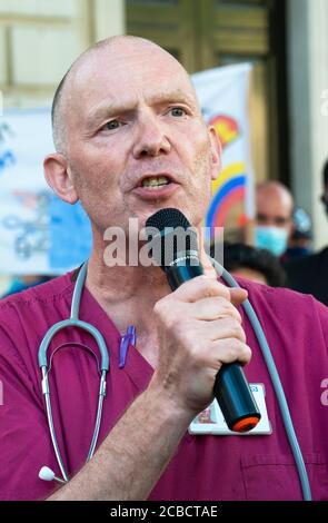 NHS-Krankenschwester David Carr sprach mit Demonstranten vor der Downing Street in London und forderte eine Lohnerhöhung von Boris Johnsons Regierung. Stockfoto