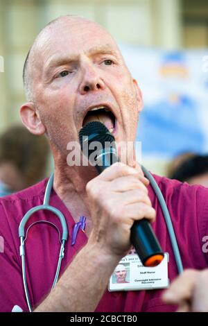 NHS-Krankenschwester David Carr sprach mit Demonstranten vor der Downing Street in London und forderte eine Lohnerhöhung von Boris Johnsons Regierung. Stockfoto