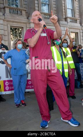 NHS-Krankenschwester David Carr sprach mit Demonstranten vor der Downing Street in London und forderte eine Lohnerhöhung von Boris Johnsons Regierung. Stockfoto