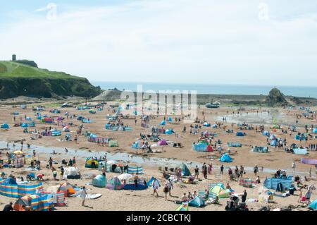 Überfüllter Strand in Cornwall Stockfoto