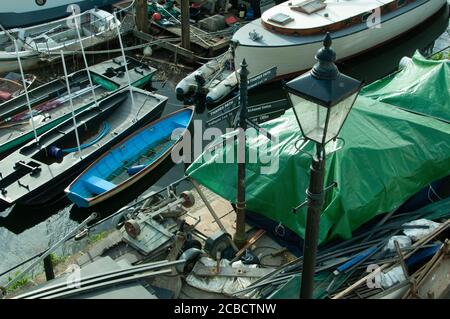 Boote am Flussufer Richmond upon Thames Surrey UK Stockfoto