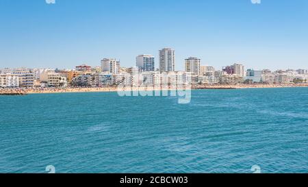 Sommer Küste Ansicht von Vilamoura Stadt, Algarve, Portugal Stockfoto