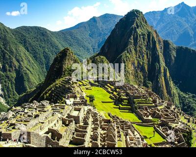 Machu Picchu, peruanische verlorene Stadt Inkas auf Bergrücken oberhalb des Heiligen Tals des Urubamba Flusses in Cusco Region, Peru. UNESCO-Welterbe und eines der sieben Neuen Weltwunder Stockfoto