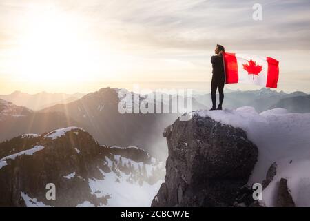 Epische abenteuerliche Extreme Composite von Mädchen mit einer kanadischen Flagge Stockfoto