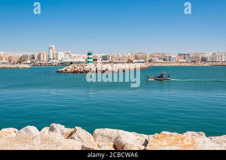 Fischerboot fährt in den Hafen von Vilamoura Stadt, Algarve, Portugal Stockfoto