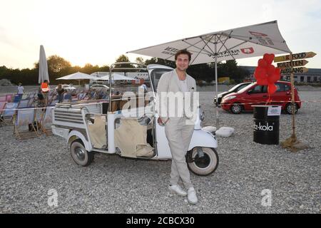 München, Deutschland. August 2020. Der Schauspieler Samuel Schneider zeigt sich bei der Premiere von 'Hello Again - One Day Forever' im Pop-up-Drive-in-Kino beim Filmfest München Popup. Quelle: Felix Hörhager/dpa/Alamy Live News Stockfoto